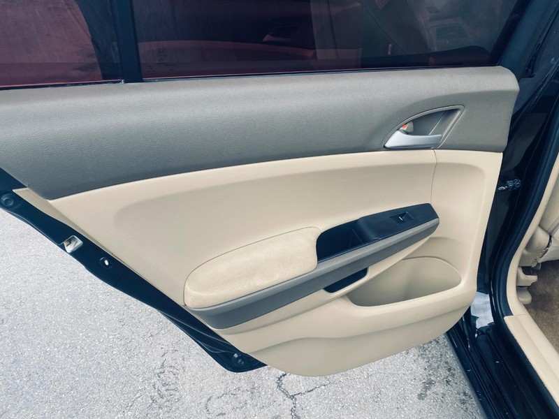 Honda Accord Sedan Vehicle Full-screen Gallery Image 13
