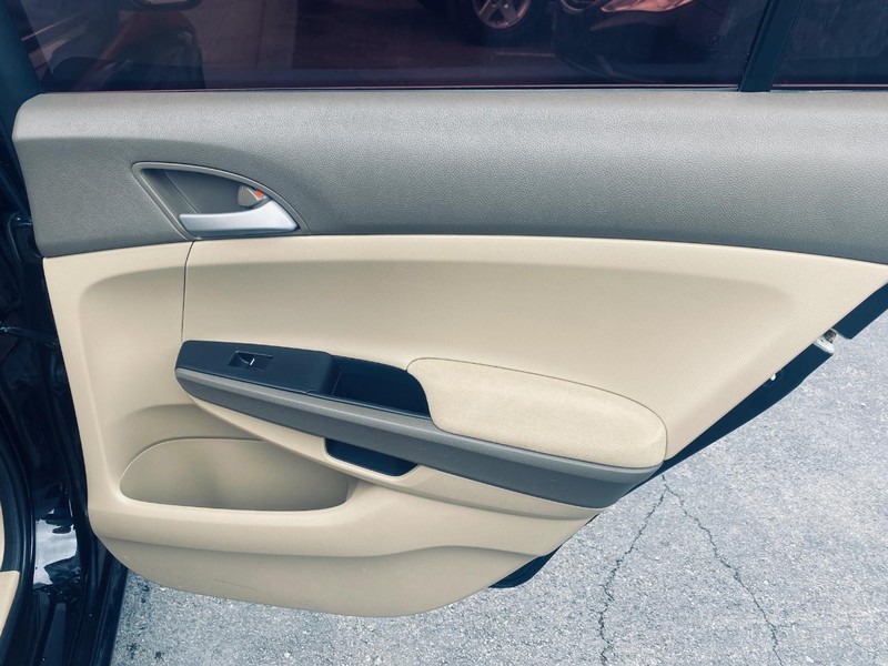 Honda Accord Sedan Vehicle Full-screen Gallery Image 16