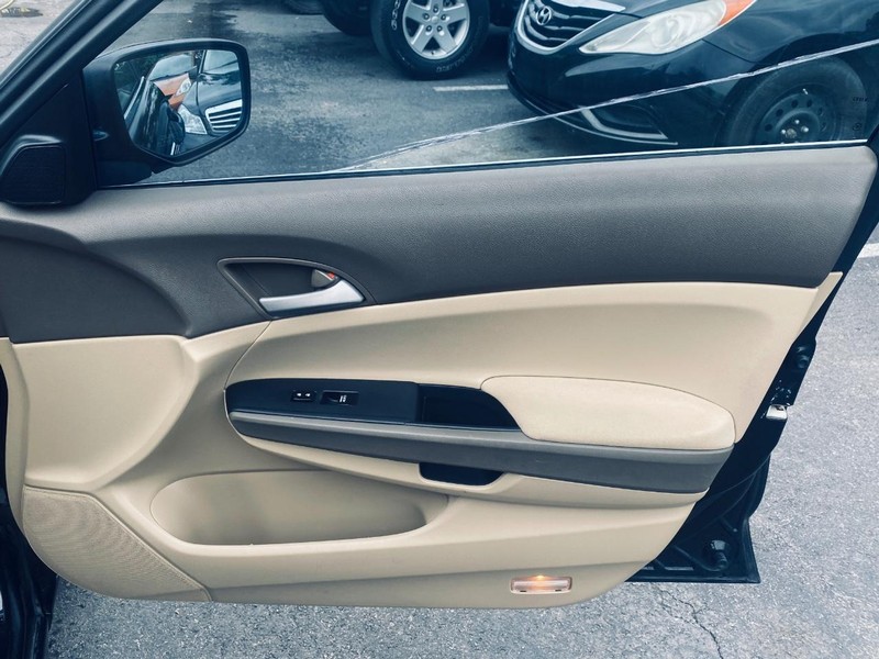 Honda Accord Sedan Vehicle Full-screen Gallery Image 18