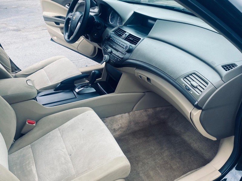 Honda Accord Sedan Vehicle Full-screen Gallery Image 19