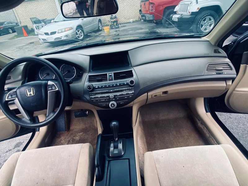 Honda Accord Sedan Vehicle Full-screen Gallery Image 21