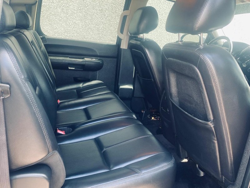 Chevrolet Silverado 1500 Vehicle Full-screen Gallery Image 17