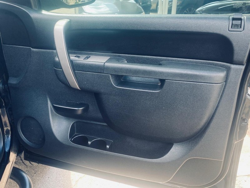 Chevrolet Silverado 1500 Vehicle Full-screen Gallery Image 18