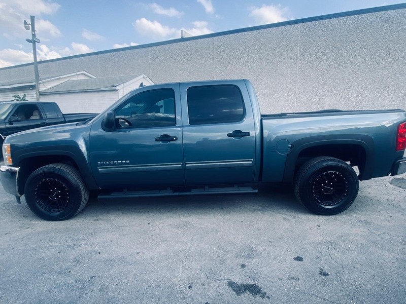Chevrolet Silverado 1500 Vehicle Full-screen Gallery Image 02