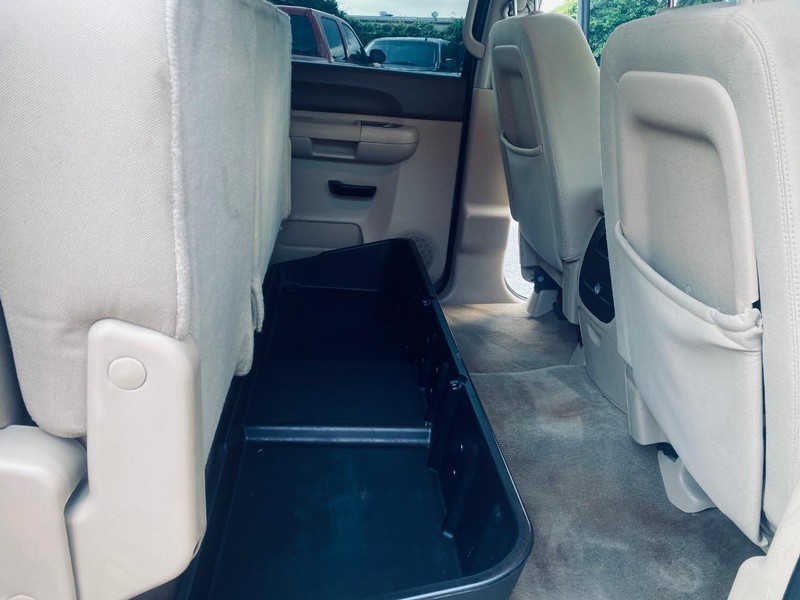 Chevrolet Silverado 1500 Vehicle Full-screen Gallery Image 16