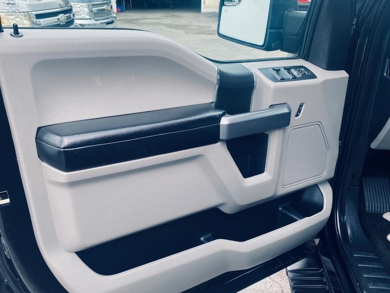 Ford F-150 Vehicle Full-screen Gallery Image 11