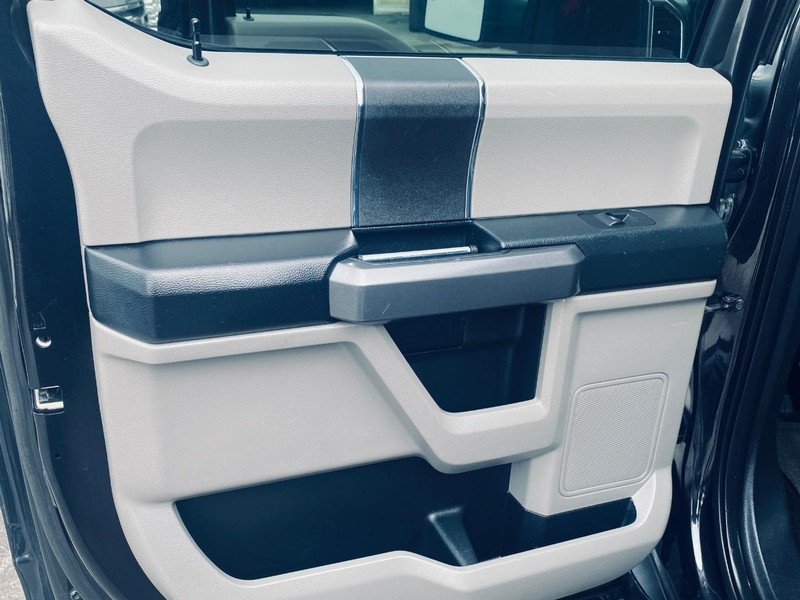 Ford F-150 Vehicle Full-screen Gallery Image 13