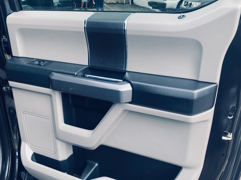 Ford F-150 Vehicle Full-screen Gallery Image 17