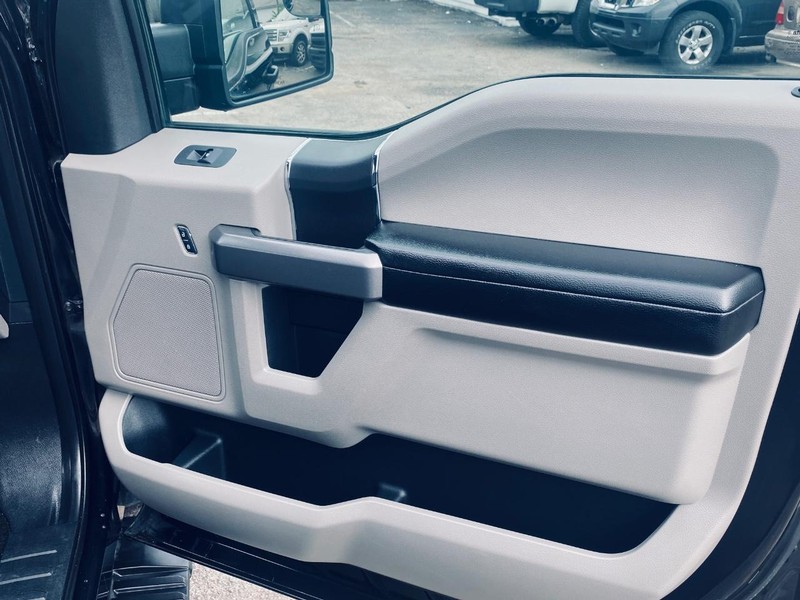 Ford F-150 Vehicle Full-screen Gallery Image 19
