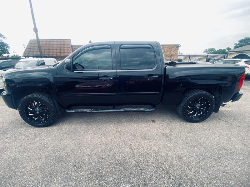 Chevrolet Silverado 1500 Vehicle Full-screen Gallery Image 02
