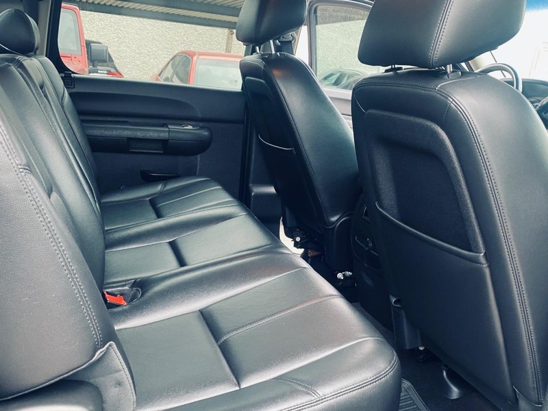 Chevrolet Silverado 1500 Vehicle Full-screen Gallery Image 18