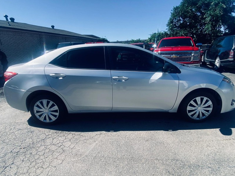 Toyota Corolla Vehicle Full-screen Gallery Image 07