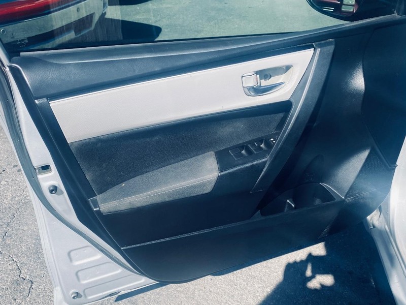 Toyota Corolla Vehicle Full-screen Gallery Image 11