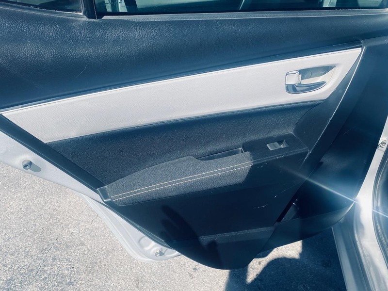 Toyota Corolla Vehicle Full-screen Gallery Image 13