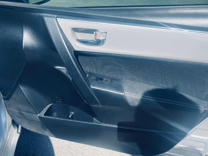 Toyota Corolla Vehicle Full-screen Gallery Image 16