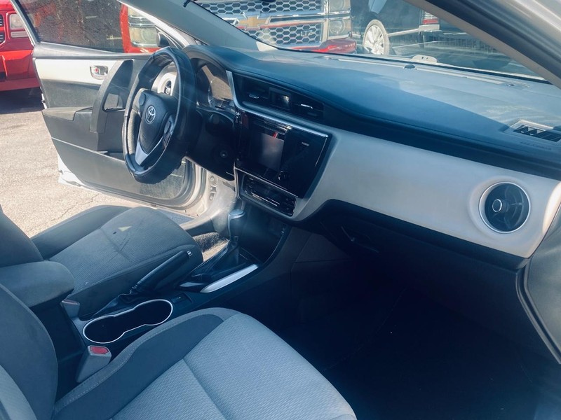 Toyota Corolla Vehicle Full-screen Gallery Image 22