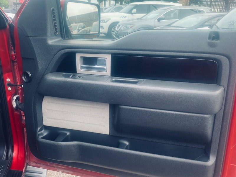 Ford F-150 Vehicle Full-screen Gallery Image 19
