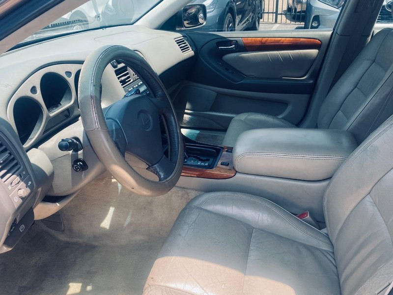 Lexus GS 300 Vehicle Full-screen Gallery Image 12