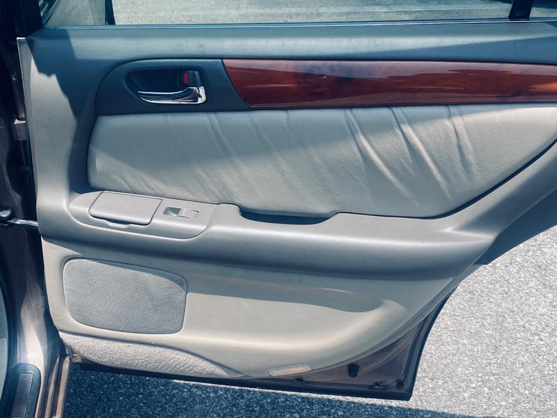 Lexus GS 300 Vehicle Full-screen Gallery Image 16