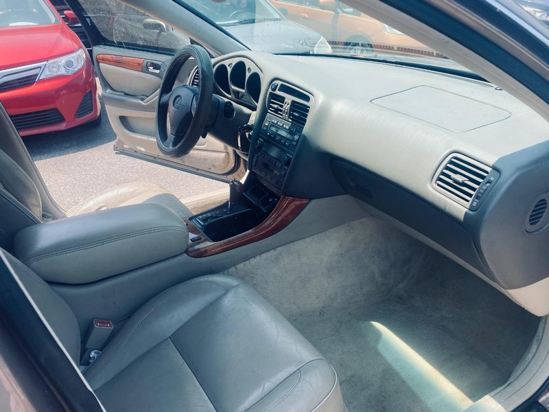 Lexus GS 300 Vehicle Full-screen Gallery Image 19