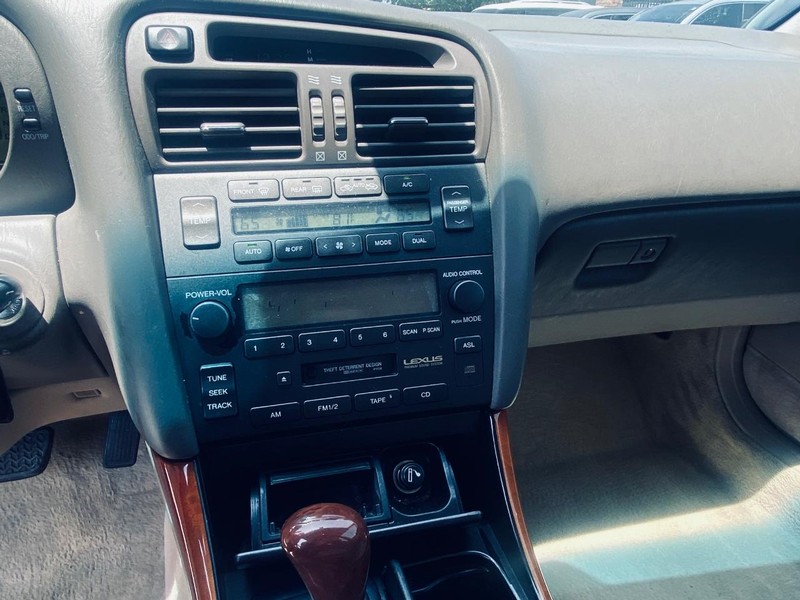 Lexus GS 300 Vehicle Full-screen Gallery Image 24