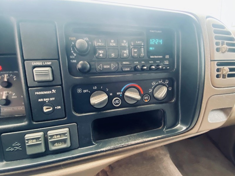 Chevrolet C/K 1500 Vehicle Full-screen Gallery Image 25