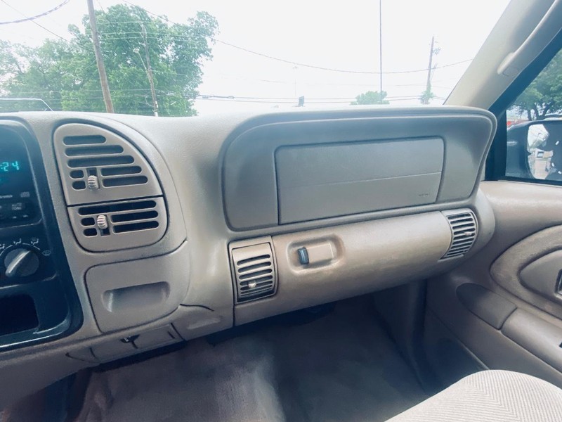 Chevrolet C/K 1500 Vehicle Full-screen Gallery Image 26