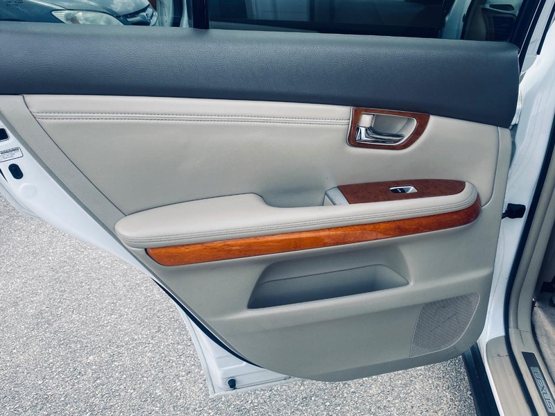 Lexus RX 350 Vehicle Full-screen Gallery Image 13