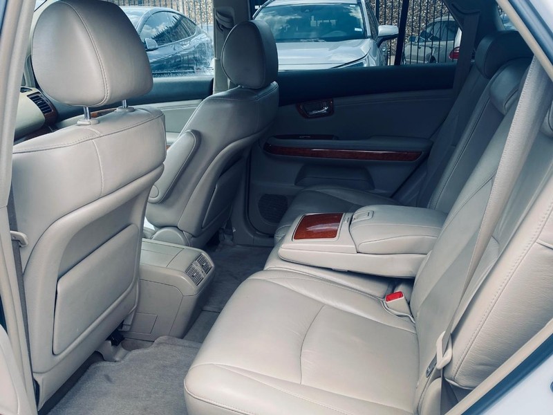 Lexus RX 350 Vehicle Full-screen Gallery Image 14