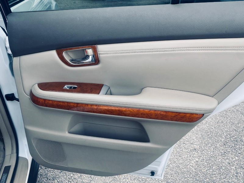 Lexus RX 350 Vehicle Full-screen Gallery Image 17