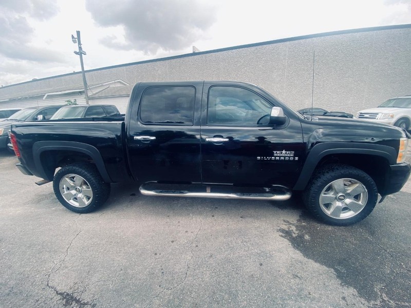 Chevrolet Silverado 1500 Vehicle Full-screen Gallery Image 02