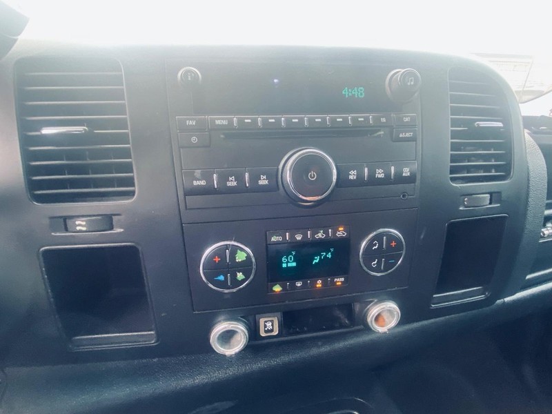Chevrolet Silverado 1500 Vehicle Full-screen Gallery Image 24