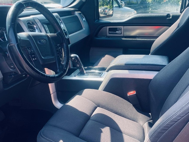 Ford F-150 Vehicle Full-screen Gallery Image 12