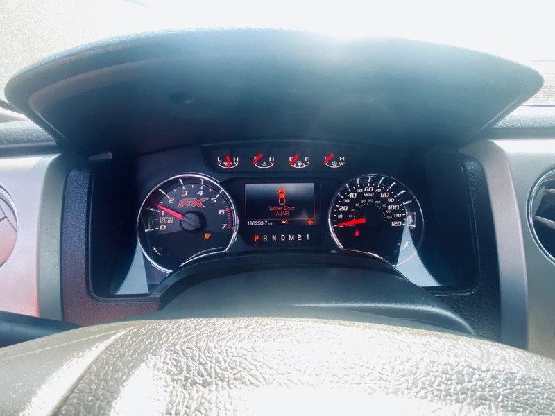 Ford F-150 Vehicle Full-screen Gallery Image 24