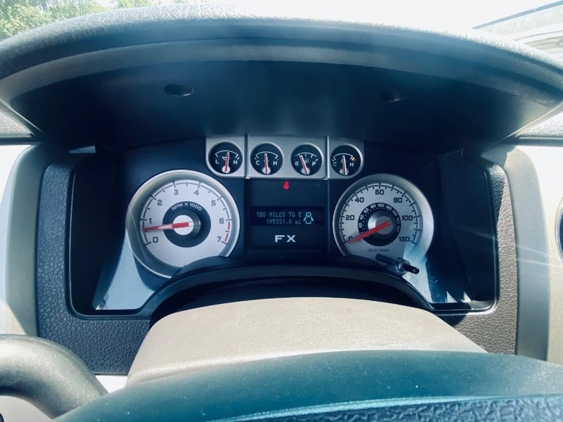 Ford F-150 Vehicle Full-screen Gallery Image 25