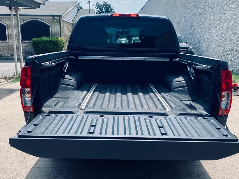 Nissan Frontier Vehicle Full-screen Gallery Image 06