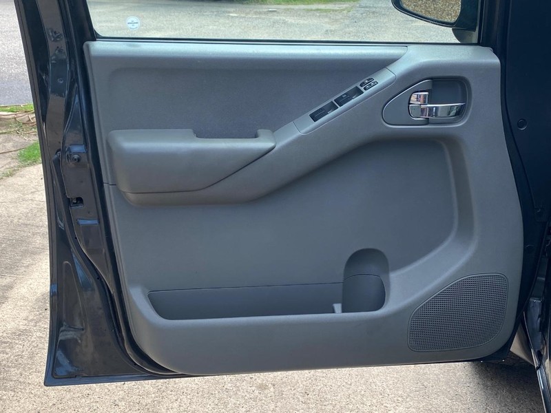 Nissan Frontier Vehicle Full-screen Gallery Image 13