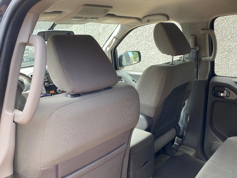 Nissan Frontier Vehicle Full-screen Gallery Image 14