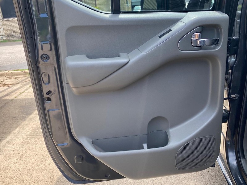Nissan Frontier Vehicle Full-screen Gallery Image 16