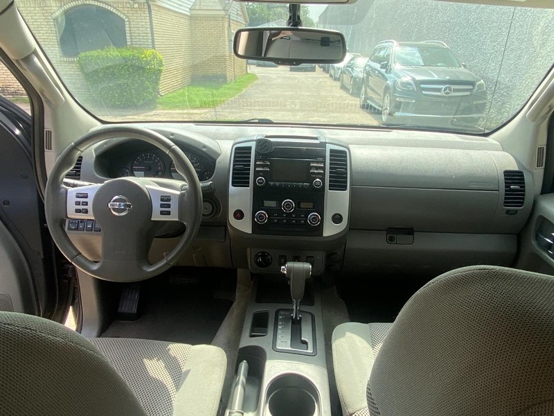 Nissan Frontier Vehicle Full-screen Gallery Image 18