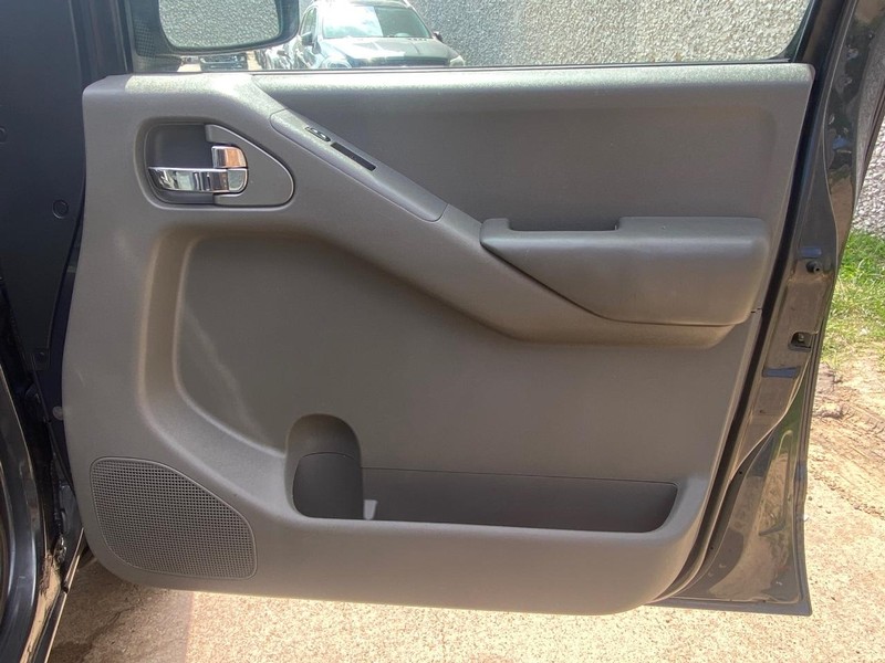 Nissan Frontier Vehicle Full-screen Gallery Image 19