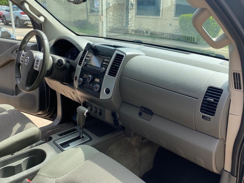 Nissan Frontier Vehicle Full-screen Gallery Image 21