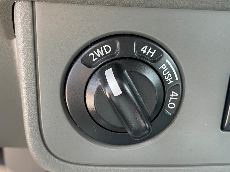 Nissan Frontier Vehicle Full-screen Gallery Image 24