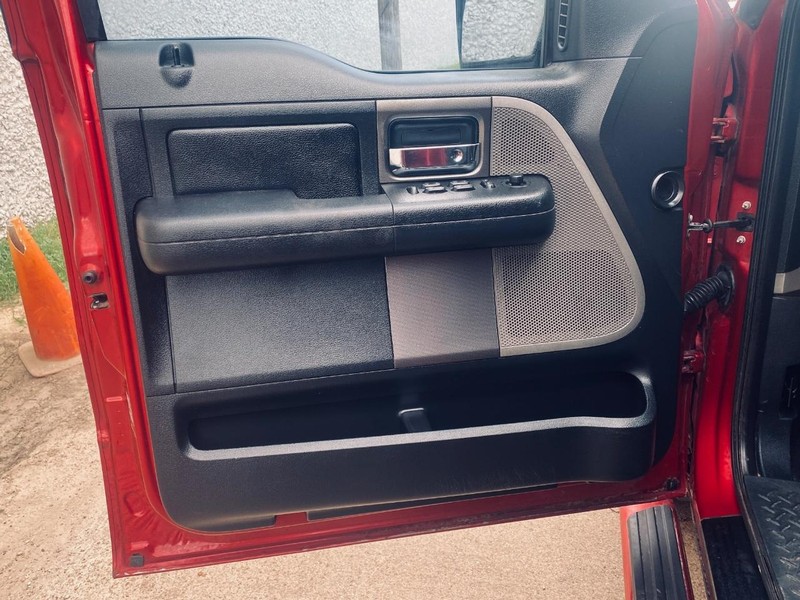Ford F-150 Vehicle Full-screen Gallery Image 13