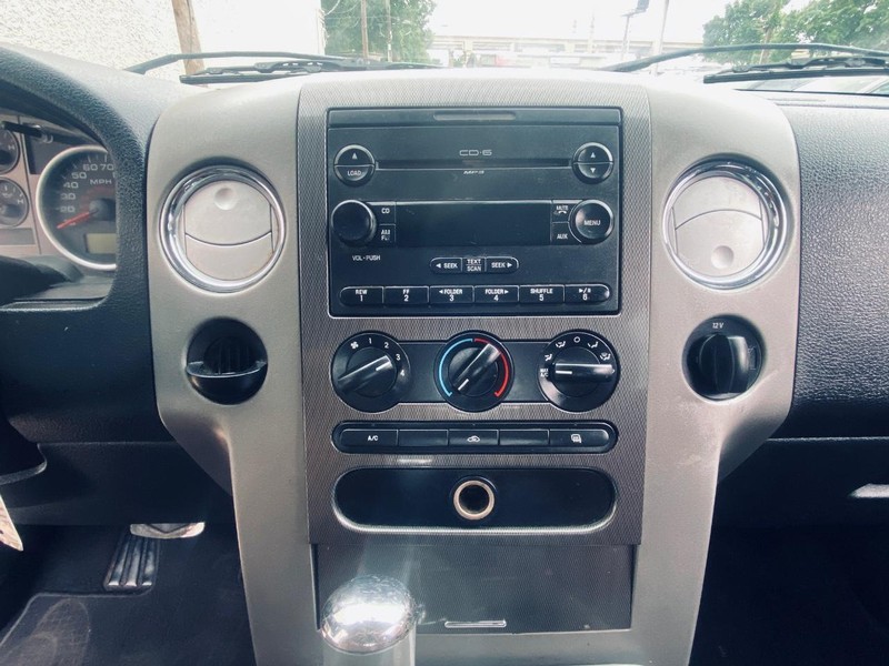 Ford F-150 Vehicle Full-screen Gallery Image 18