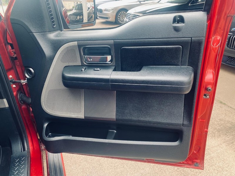 Ford F-150 Vehicle Full-screen Gallery Image 24