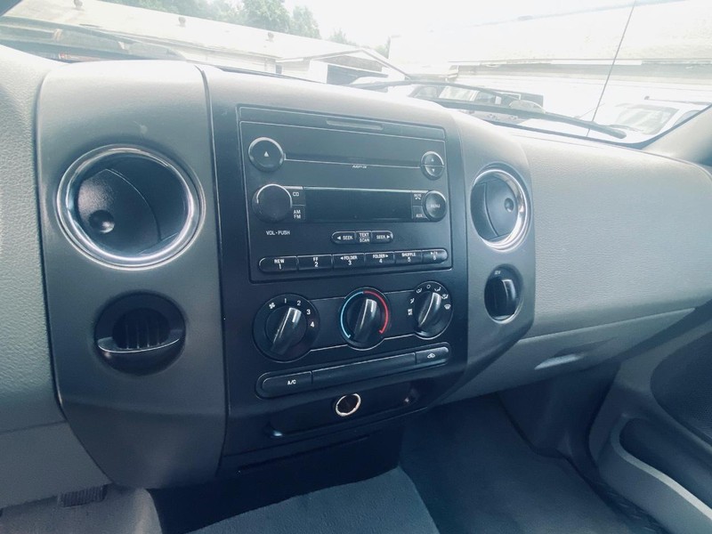 Ford F-150 Vehicle Full-screen Gallery Image 24