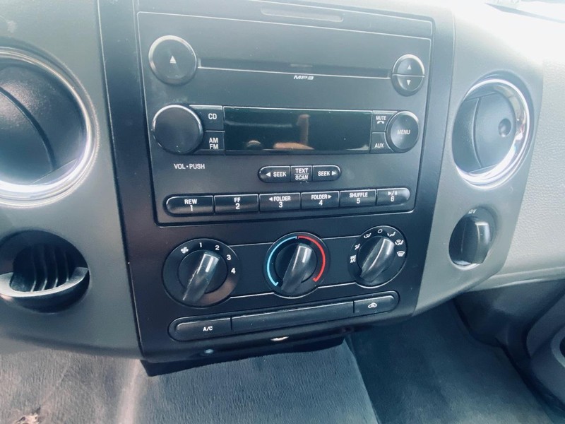Ford F-150 Vehicle Full-screen Gallery Image 26