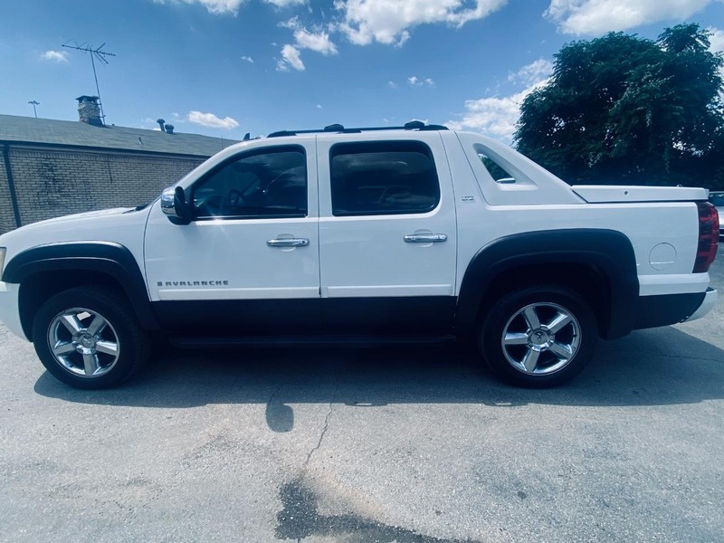 Chevrolet Avalanche Vehicle Full-screen Gallery Image 02