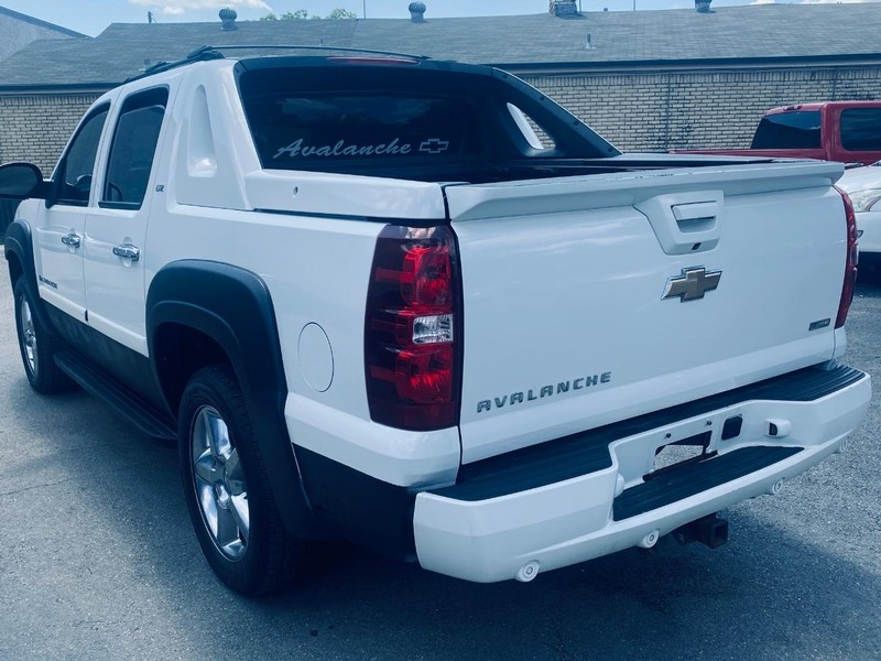 Chevrolet Avalanche Vehicle Full-screen Gallery Image 03